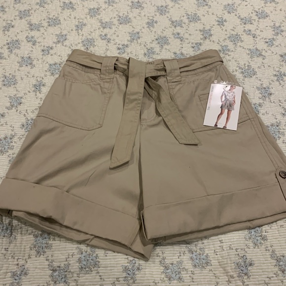 White Stag Convertible Shorts NEW Sz 6 Women’s Khaki Mid thigh or Bermuda style - Picture 2 of 11